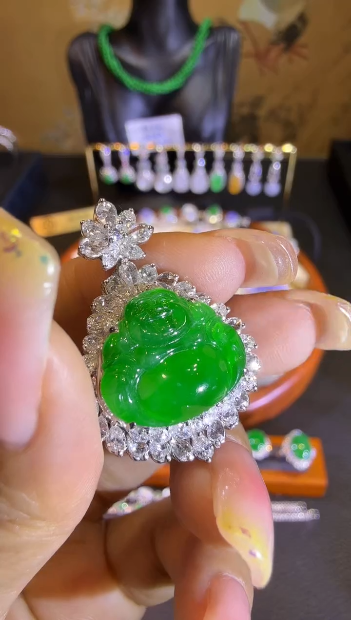 【闪购商品】翡翠吊坠(赠链)18K金镶嵌高冰辣阳绿小佛公