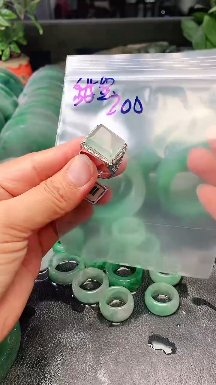 定制石英质玉（非洲翠）一**?戒指