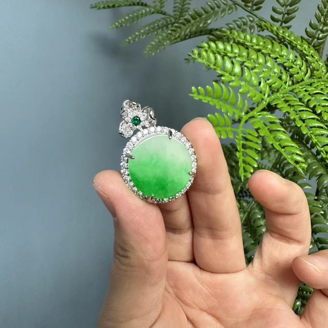 翡翠荷花s925飘花圆牌吊坠