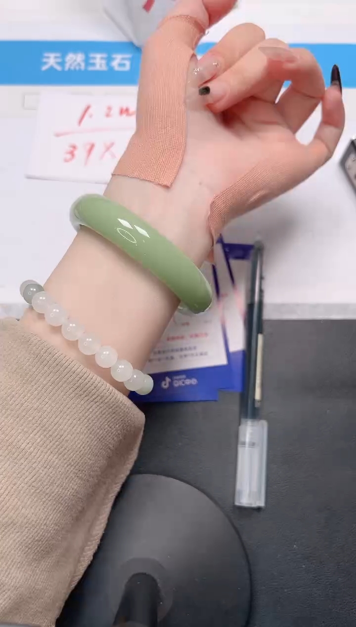 【闪购商品】石英质玉手镯未镶嵌110-牛油果60