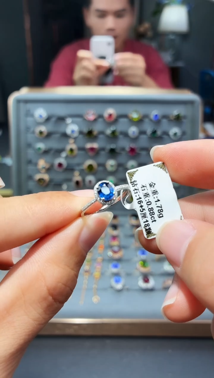 戒指蓝宝石18K金镶嵌0.88.