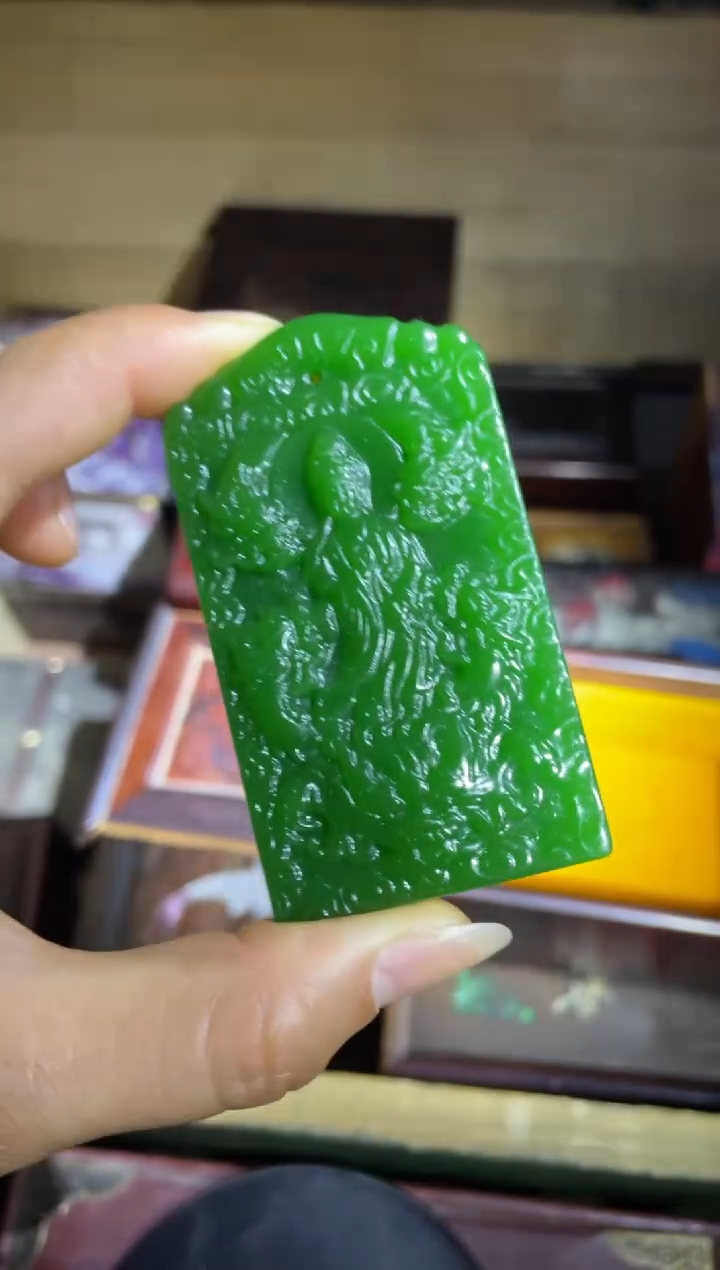 和田玉未镶嵌颈饰菠菜绿观音1件