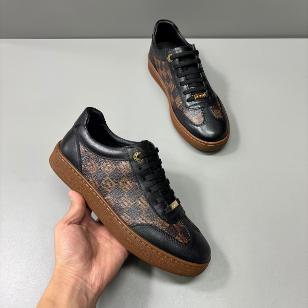 男鞋春季时尚轻奢百搭棋盘格皮面透气秋季休闲舒适男士潮鞋