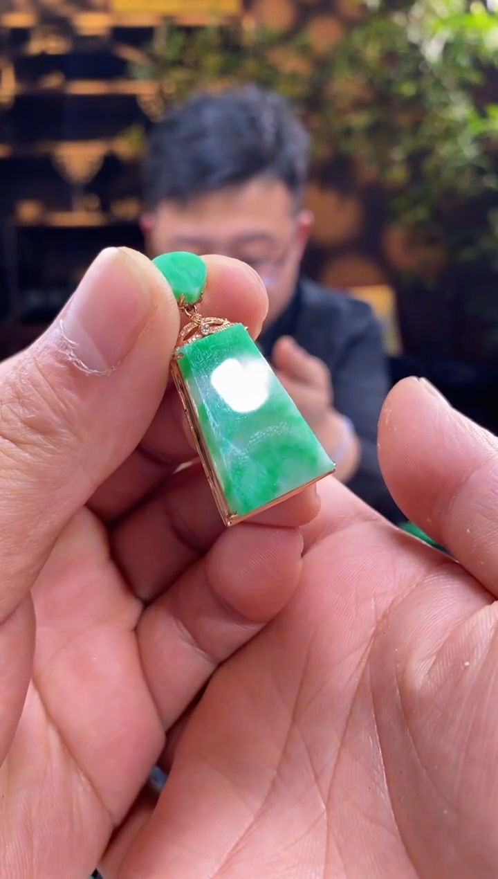 【闪购商品】翡翠吊坠(不含链)18K金镶嵌810039号天然翡翠a货微瑕