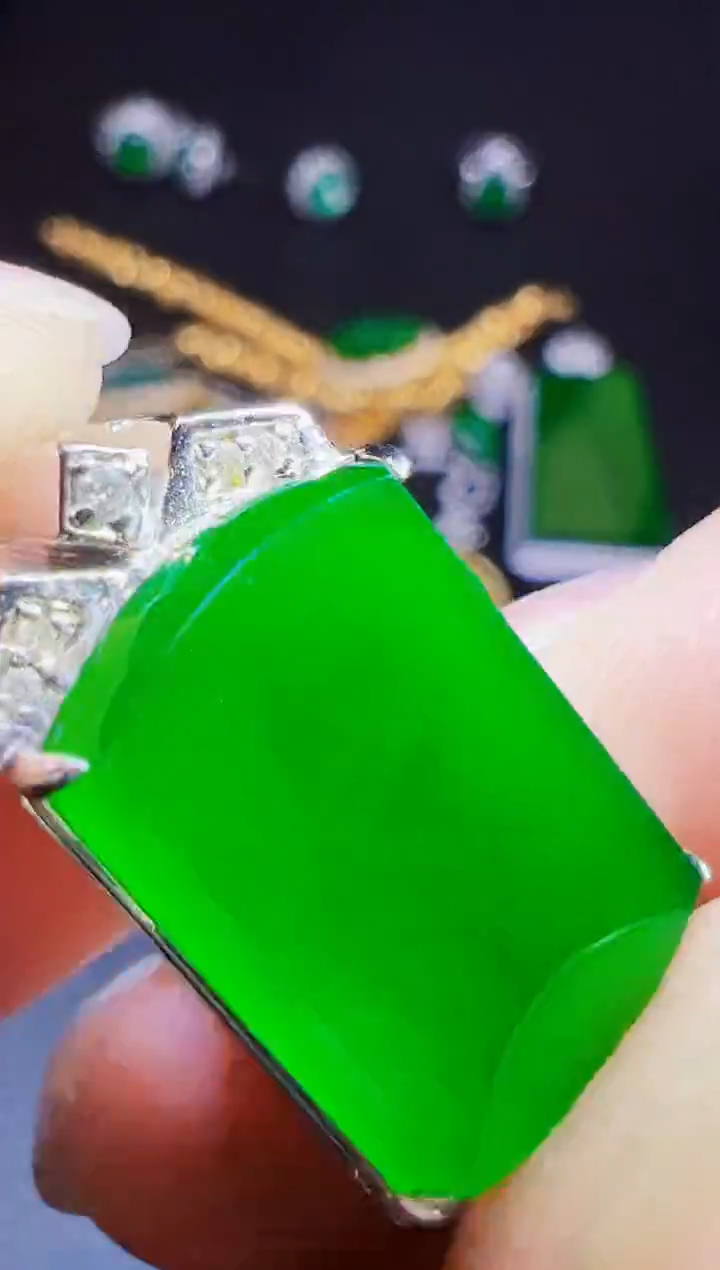 18K金镶嵌戒指翡翠风*子翡翠