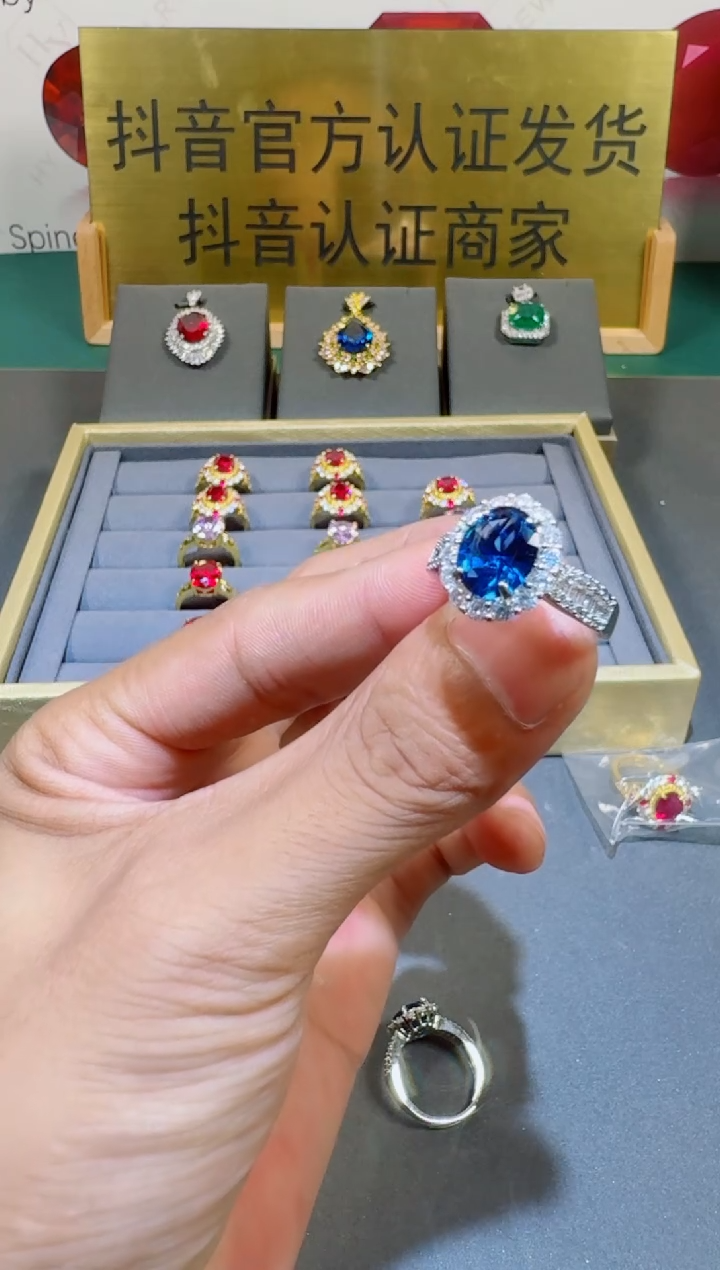 蓝宝石戒指18K金镶嵌蓝