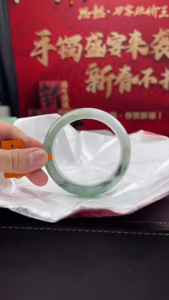 【闪购商品】翡翠手镯未镶嵌18翡翠手镯（微瑕）