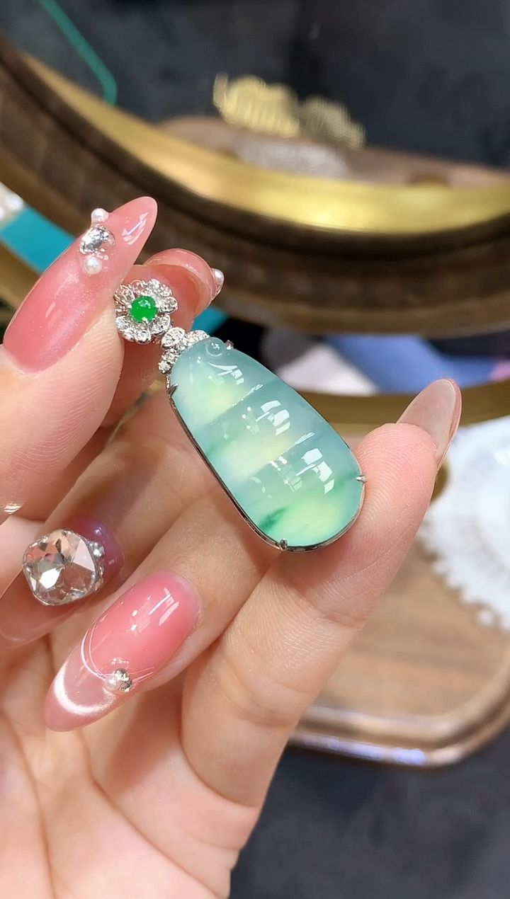 18K金镶嵌挂件翡翠豆子