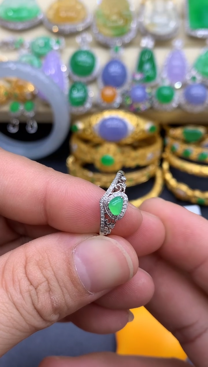 18K金镶嵌戒指翡翠256-中国好珍宝