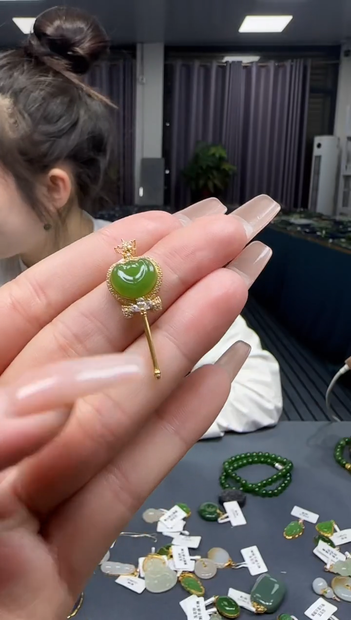 【闪购商品】和田玉挂件18K金镶嵌1