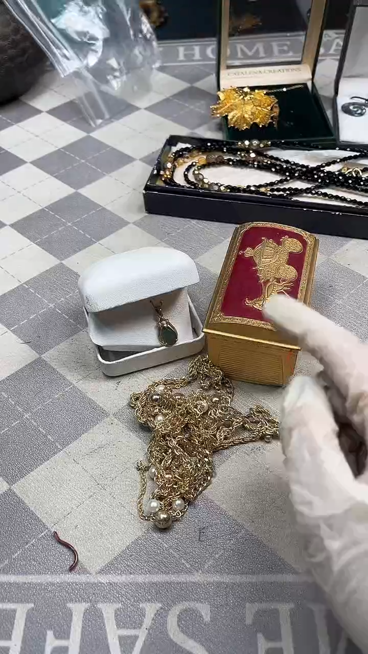 非金属无熠*如图所示时尚饰品