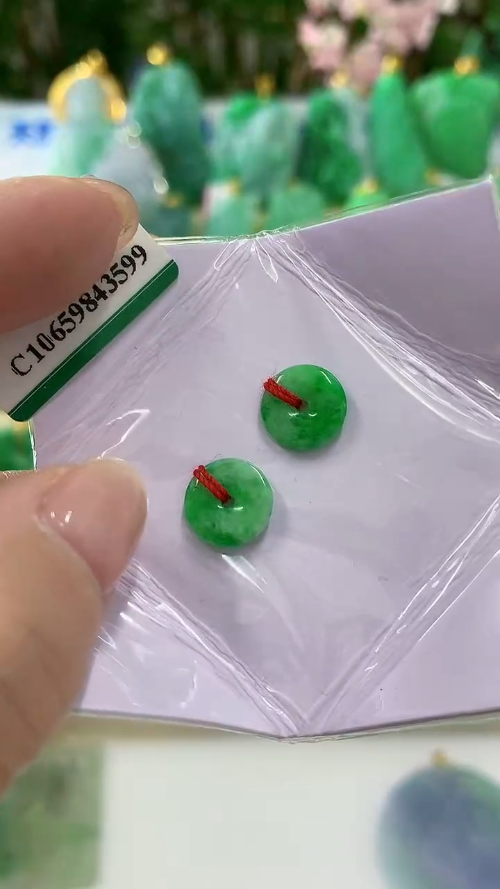 【闪购商品】翡翠颈饰未镶嵌一对