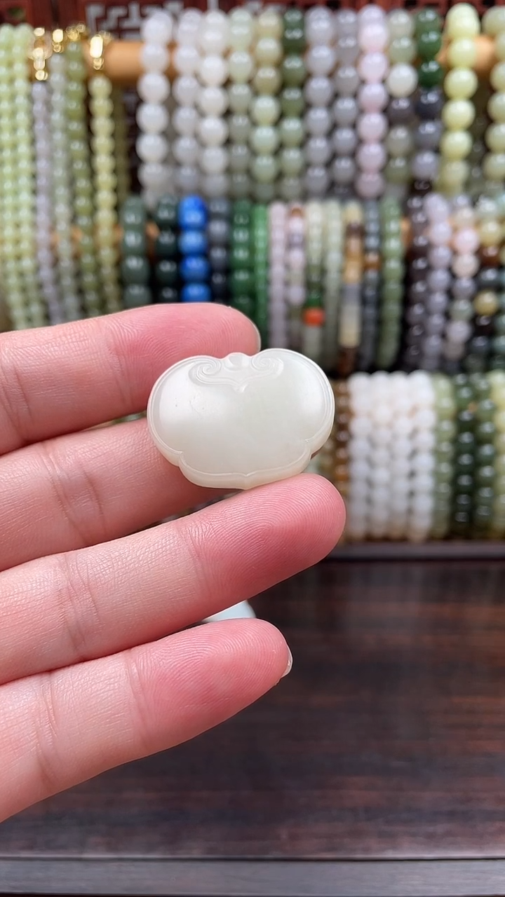 吊坠(不含链)未镶嵌和田玉A****?白玉如意锁平安牌