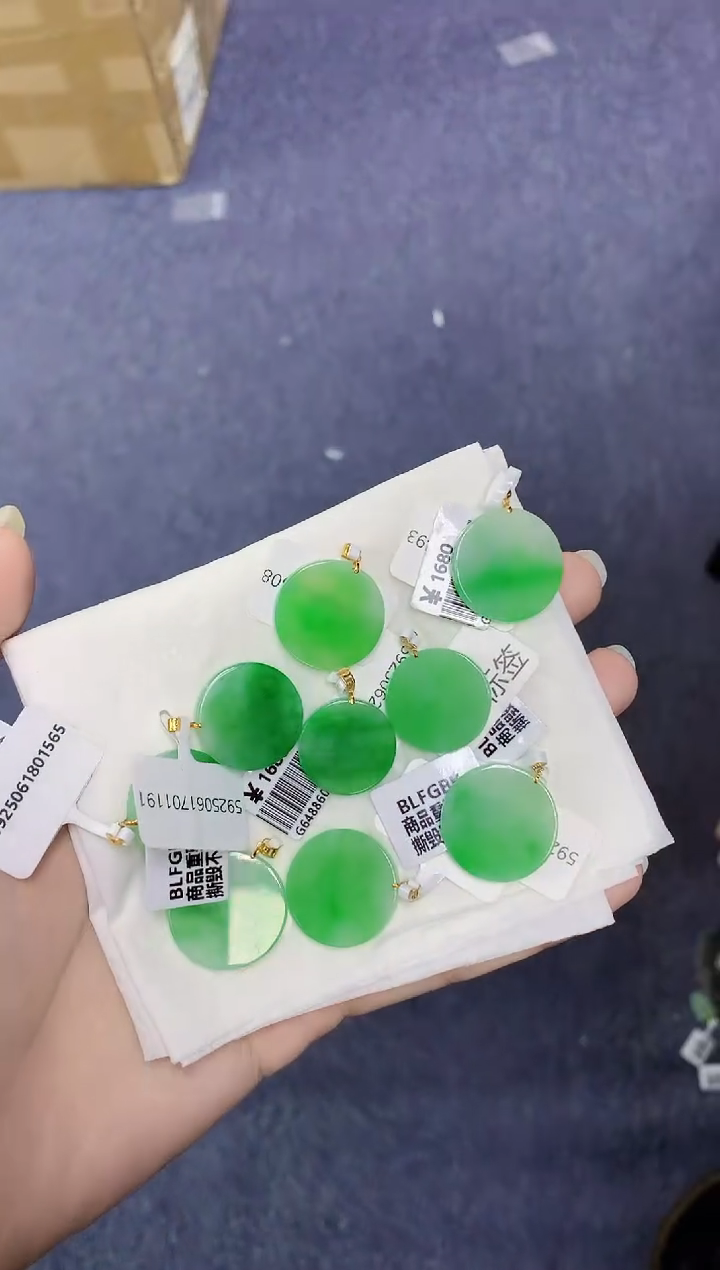 翡翠18K金镶嵌颈饰天然缅甸翡翠A货多样性发其一