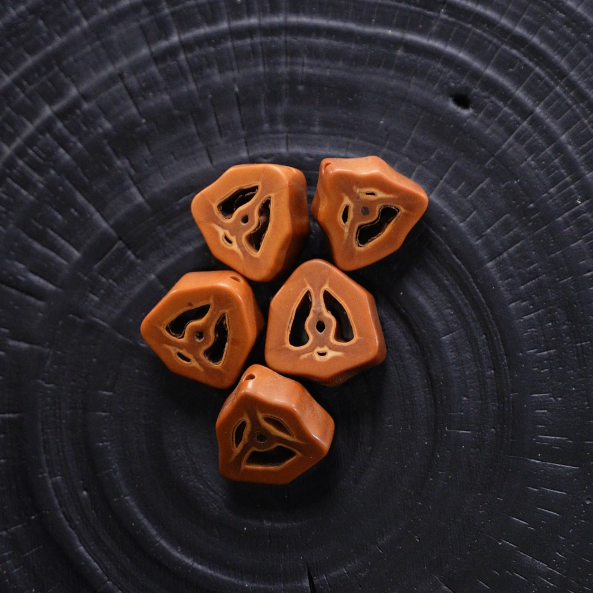 【张氏文玩】橄榄核雕刻 囧脸配饰上下孔（5颗）