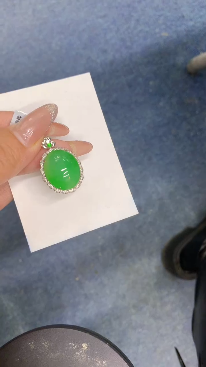 颈饰18K金镶嵌翡翠1