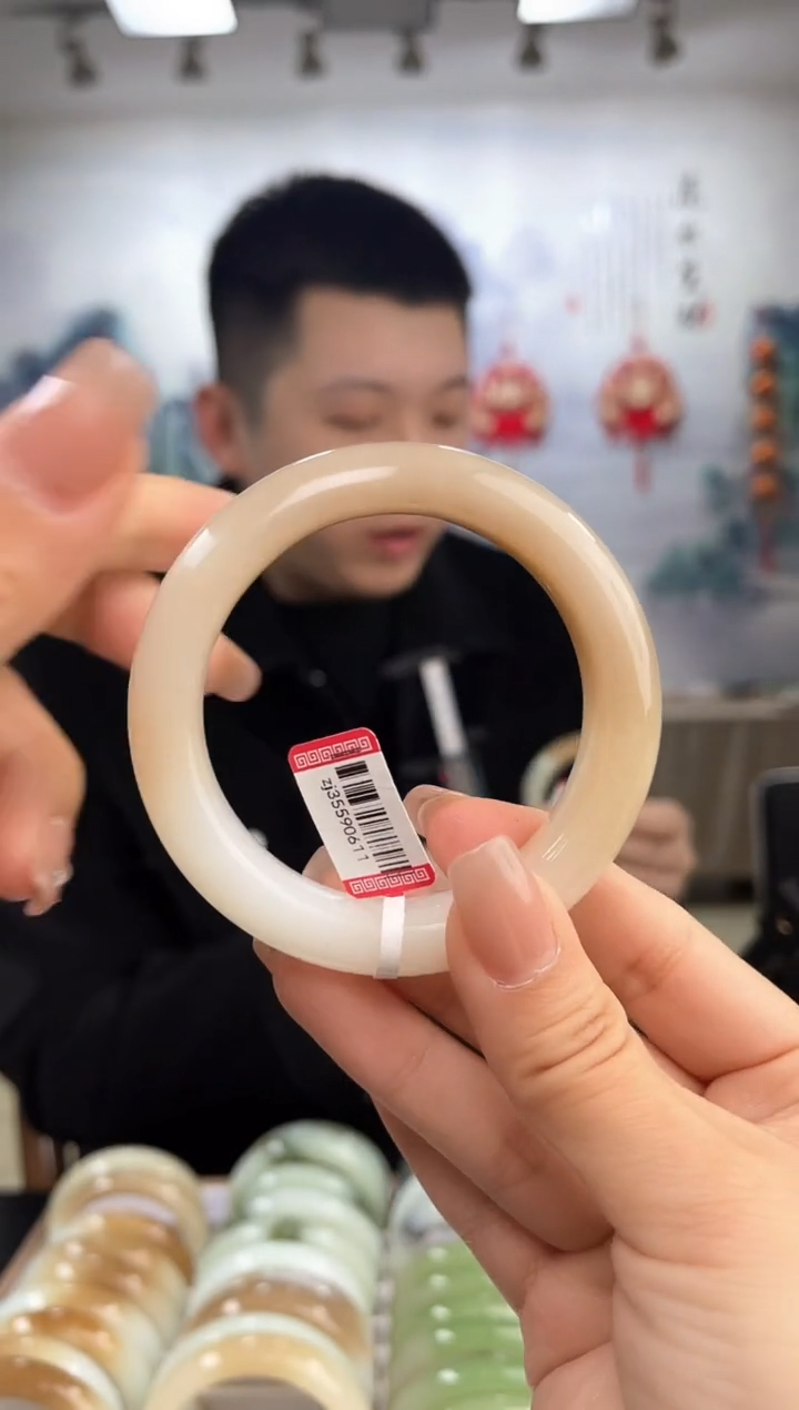 【闪购商品】和田玉手镯未镶嵌56圈口0611