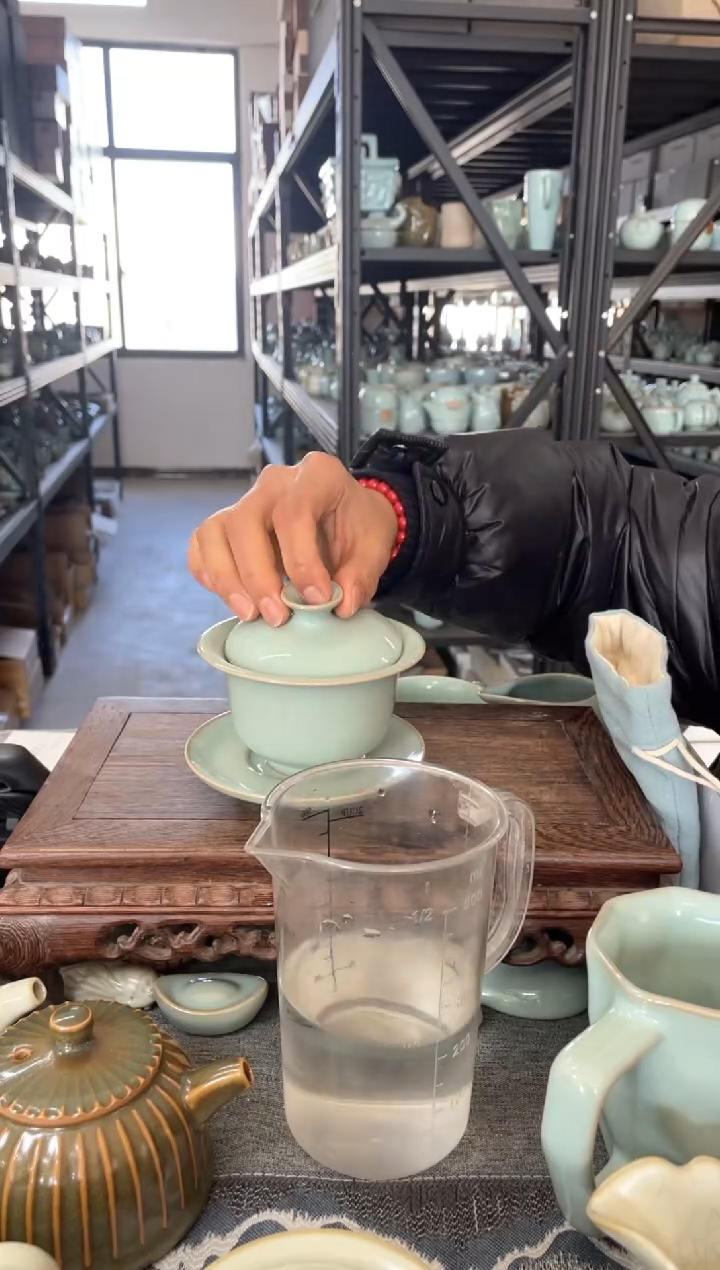 【闪购商品】其他天青手拉元宝盖碗。。。