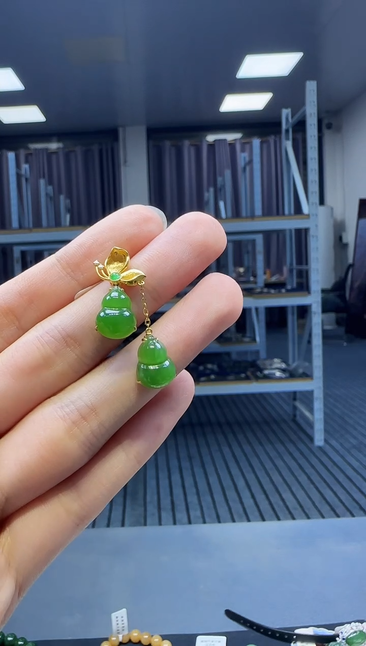18K金镶嵌和田玉挂件1