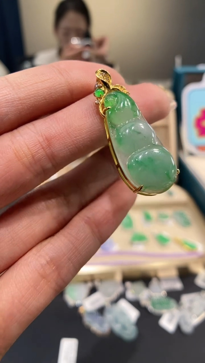 【闪购商品】翡翠吊坠(不含链)18K金镶嵌豆子