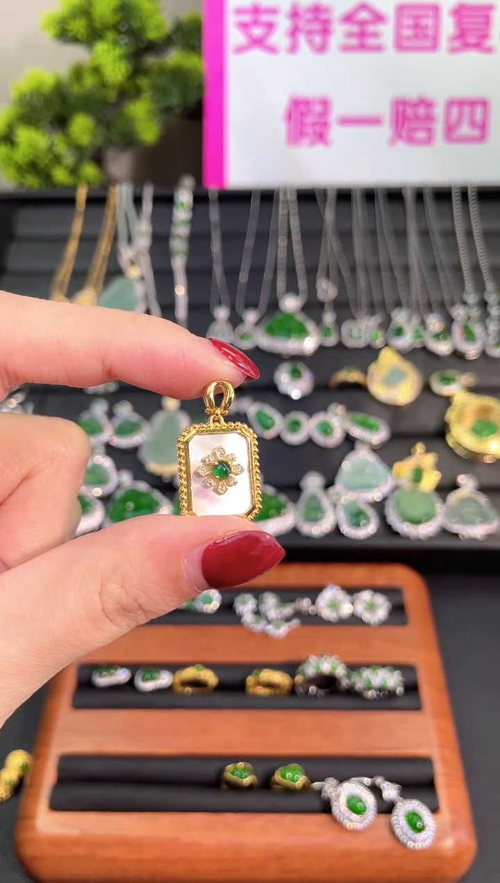 【闪购商品】翡翠颈饰未镶嵌蛋面