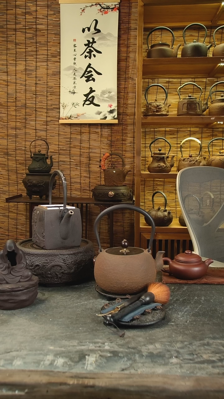 清**影吉春堂铁壶