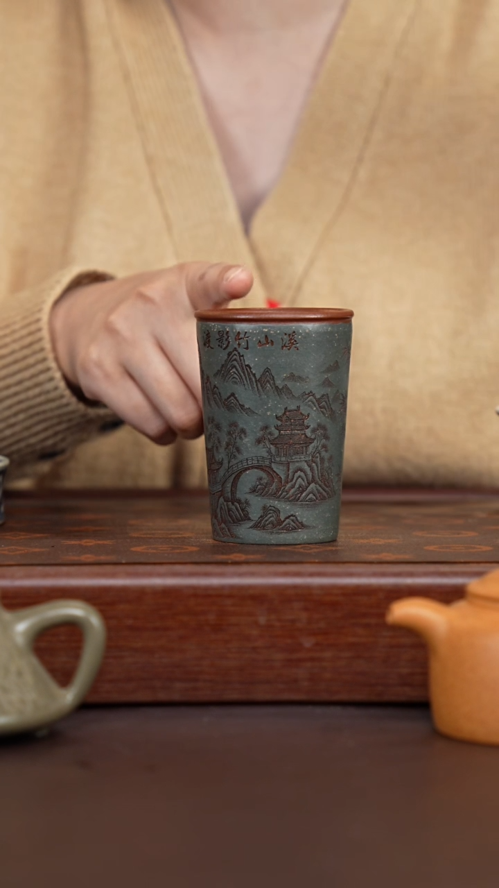 茶壶紫砂平台底槽青粉浆刻绘双色杯-150