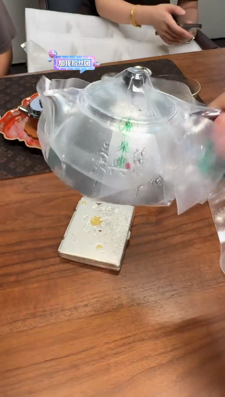 -j****?'呆坐 雪花纹錾刻嵌金福在眼前 石瓢壶