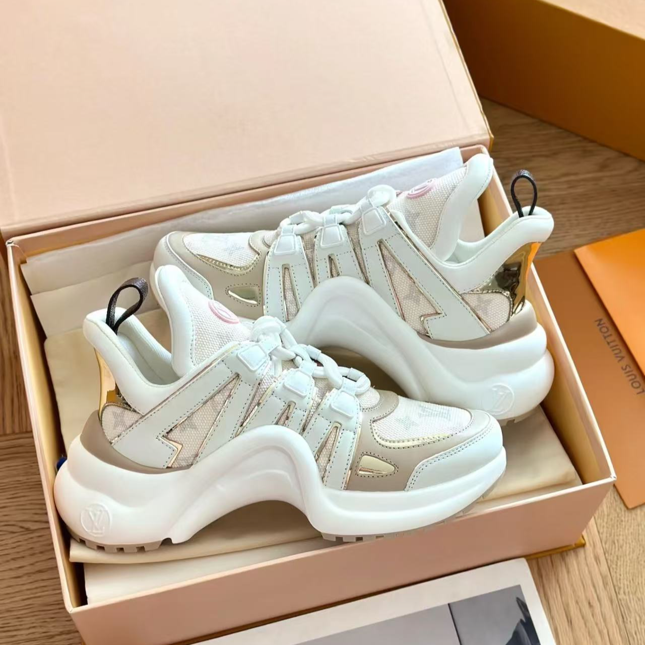 全新未使用 LOUIS VUITTON PARIS /圆头系带低帮生活休闲鞋/34码