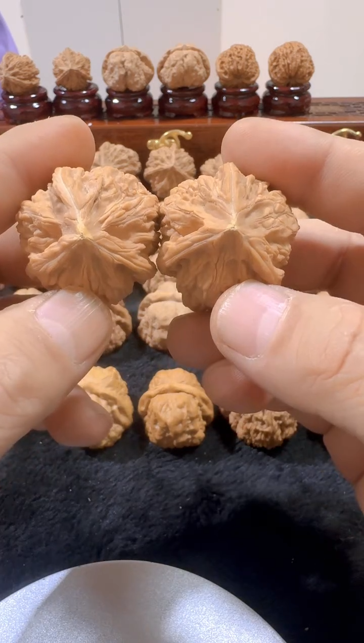 【闪购商品】文玩核桃把件玉龙粗筋三棱微瑕带黄尖