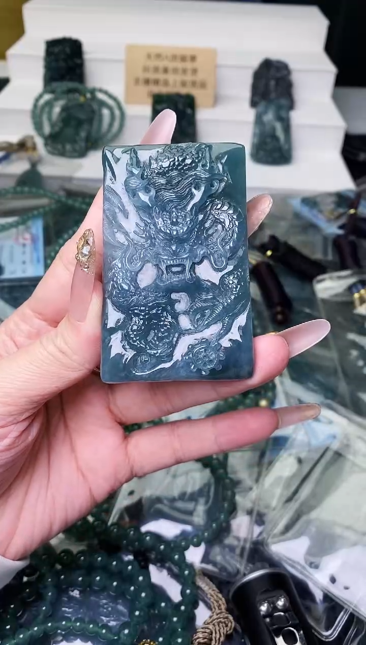 颈饰未镶嵌翡翠 