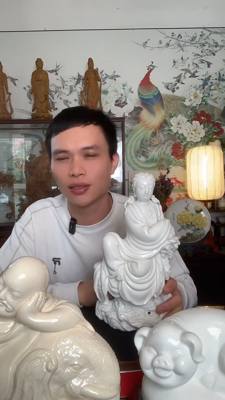 摆件何派 坐岩散发观音   32CM