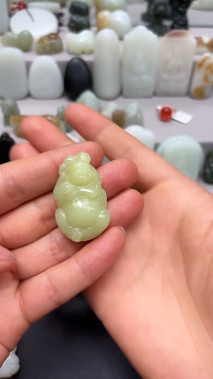 和田玉未镶嵌颈饰.