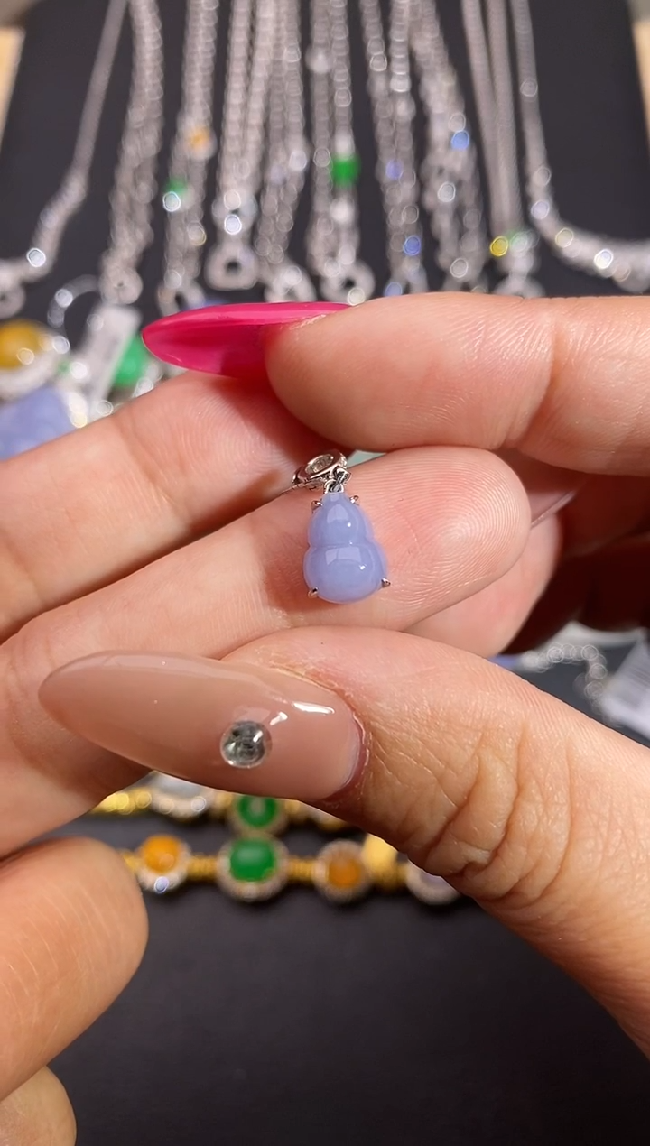 颈饰18K金镶嵌翡翠吊坠