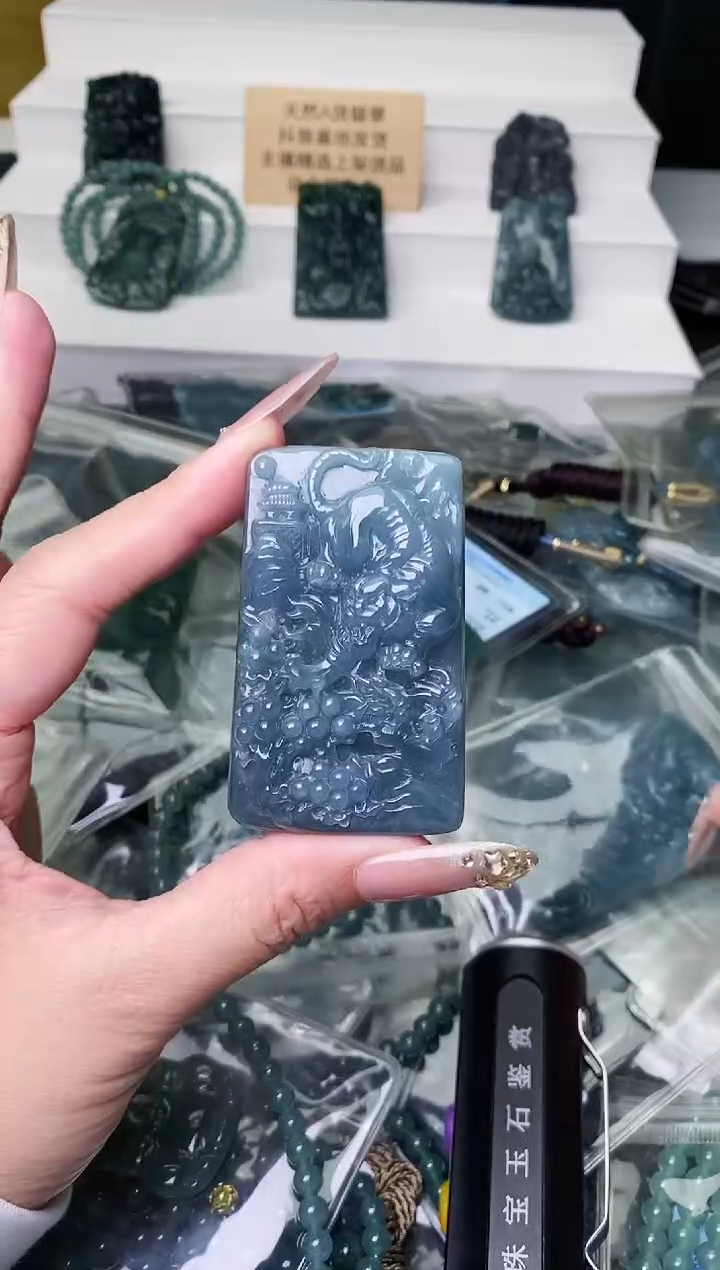 颈饰未镶嵌翡翠 