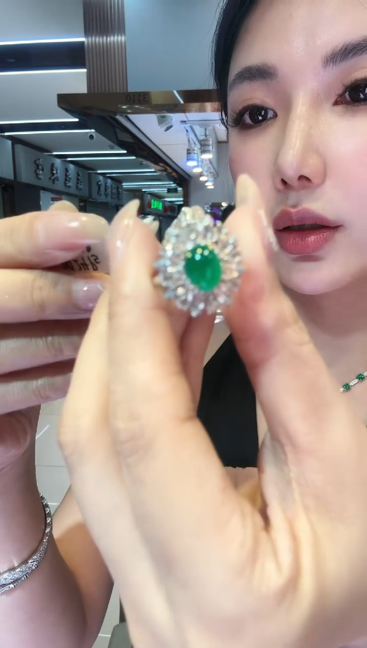 18K金镶嵌戒指祖母绿1.60ct