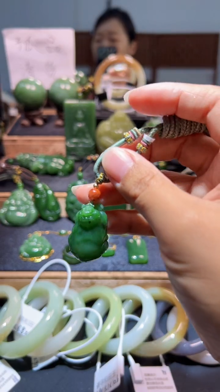 颈饰未镶嵌和田玉（碧玉）1