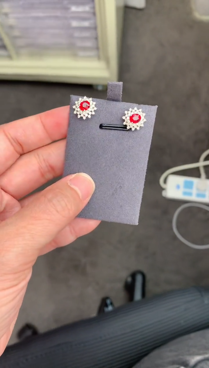 【闪购商品】红宝石耳钉18K金镶嵌1.3ct鸽血红耳钉