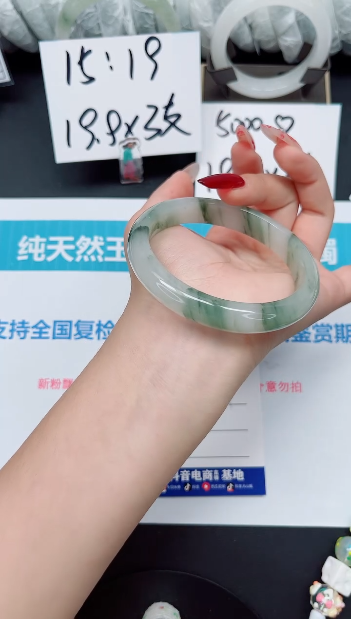 【闪购商品】石英质玉手镯未镶嵌b55