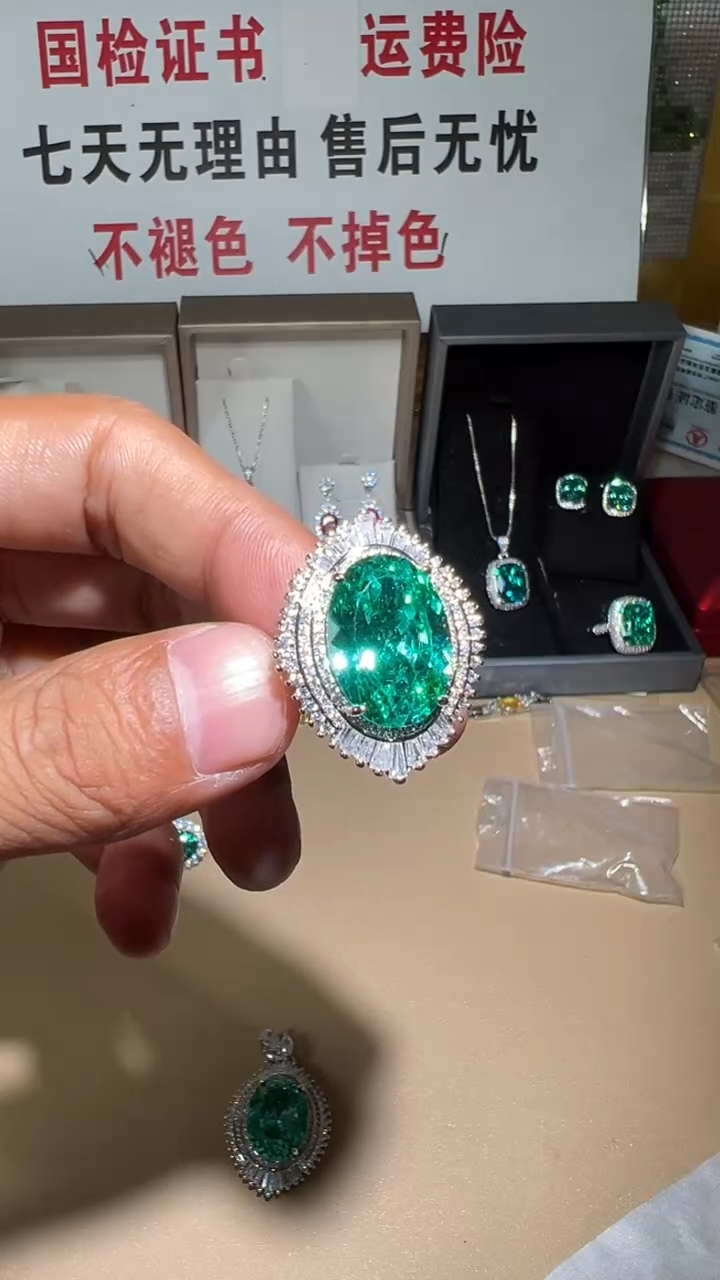 18K金镶嵌戒指祖母绿512