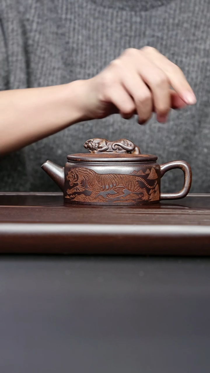 紫砂壶宣兴紫砂 卧虎藏龙汉瓦壶 龙骨金砂 李三妹