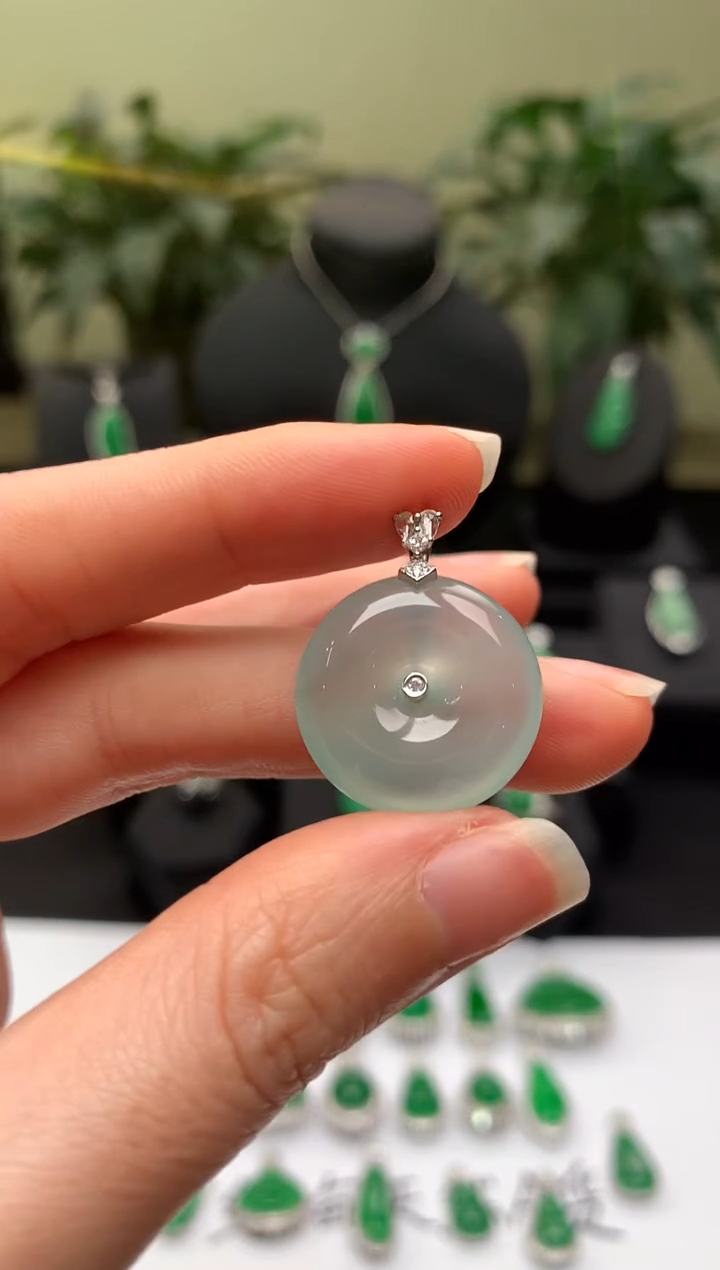 【闪购商品】翡翠颈饰18K金镶嵌平安扣