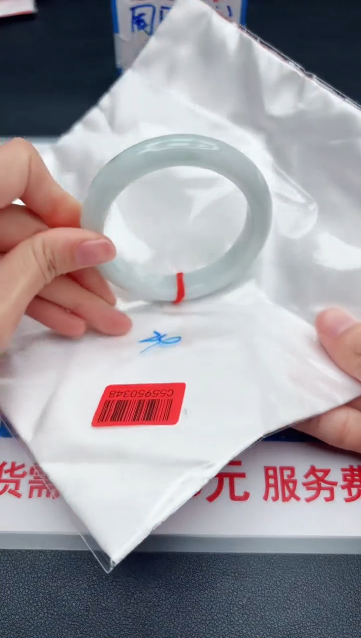 翡翠未镶嵌手镯，默认会有冰丝棉纹棉线，均需要有包容心