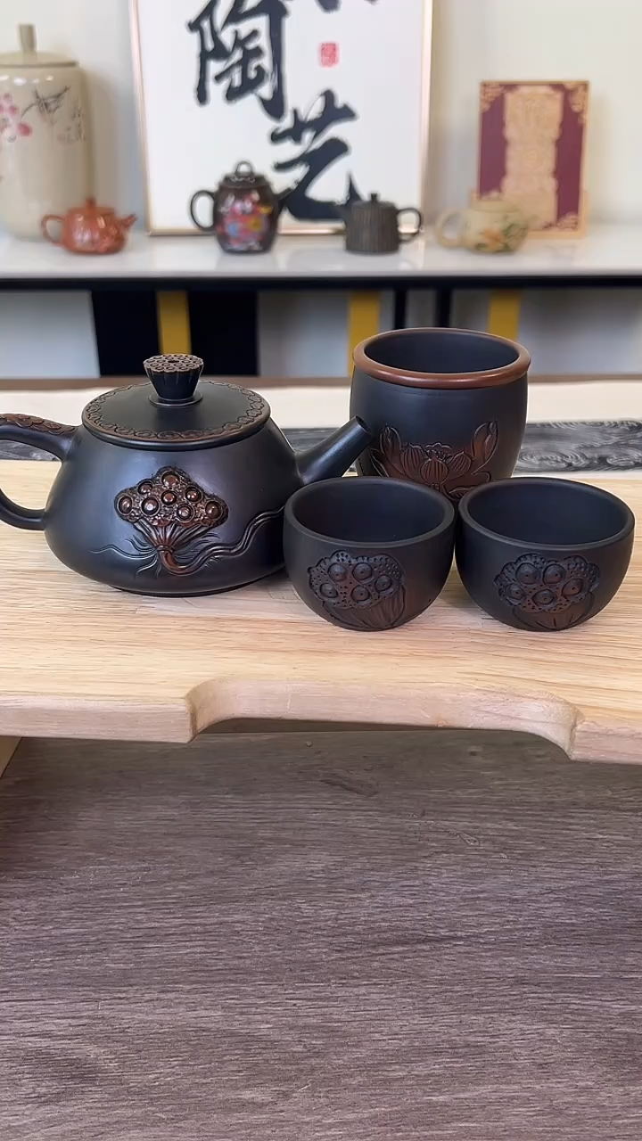宇*米级石瓢1个，莲子杯2个，荷花主人杯1个。