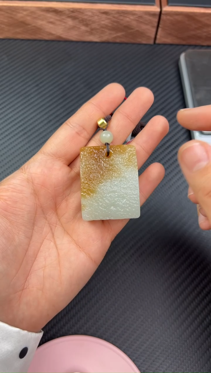 【闪购商品】和田玉吊坠(赠链)未镶嵌且末金山微色差