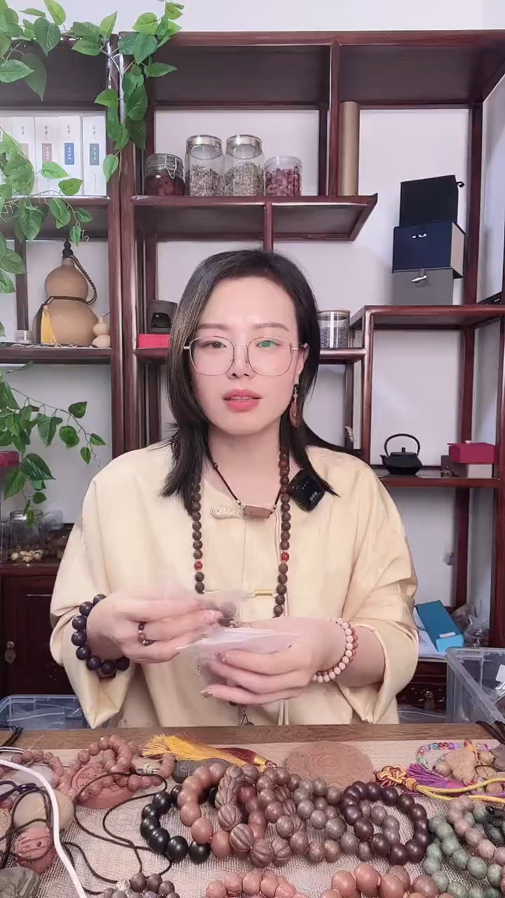珠串瑕疵龙涎香方的四颗单株