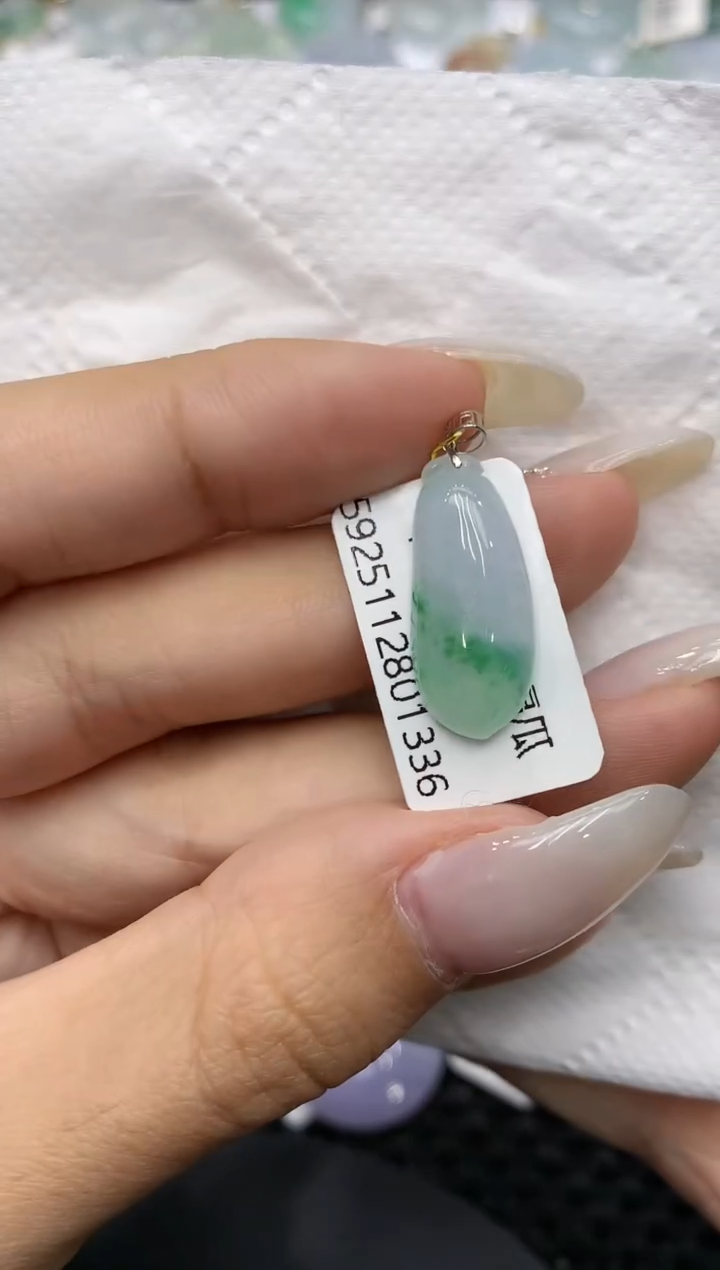 颈饰18K金镶嵌翡翠111111111111