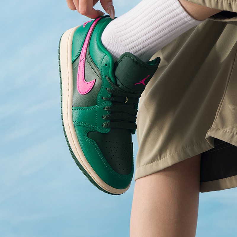 耐克女鞋2025新款AIR JORDAN 1篮球鞋时尚低帮运动鞋休闲鞋流光风