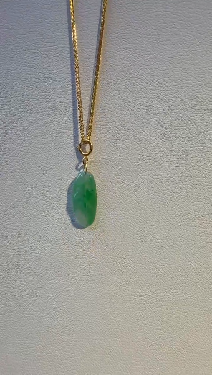 颈饰18K金镶嵌翡翠吊坠