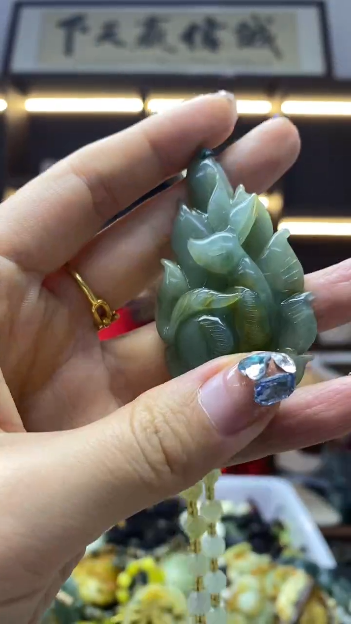 未镶嵌岫玉挂件  